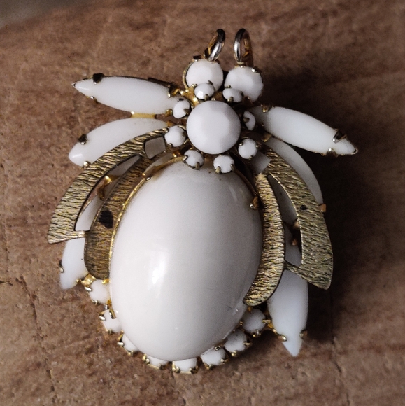 Vintage JULIANA Delizza & Elster Milk Glass Bee Bug Insect Pin Brooch - Picture 2 of 16